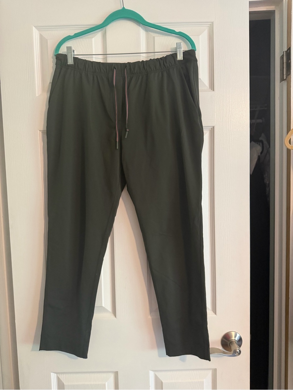 Lululemon casual army green pants sz medium